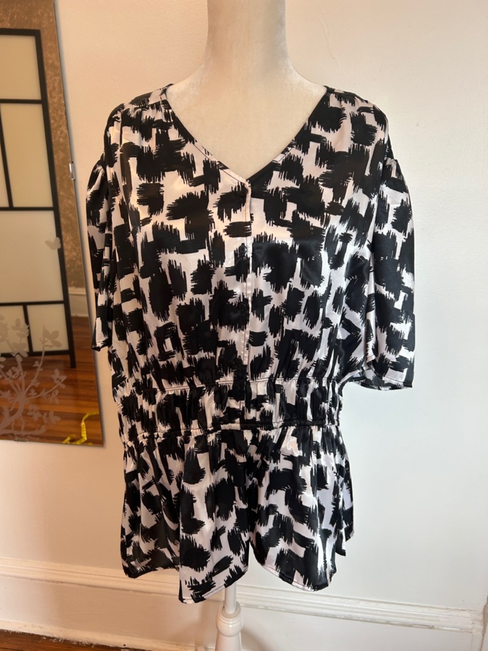 Abstract Print V-Neck Peplum Tunic - Black and White